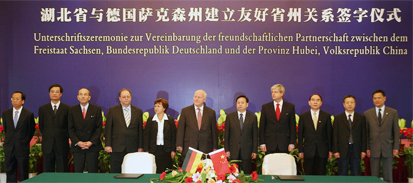 Group picture after the contract signing ceremony. Group picture after the contract signing ceremony.
