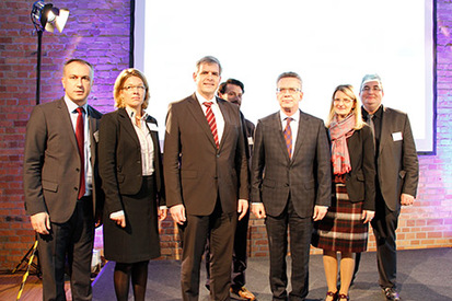(from left to right) Bülent Arslan, imap GmbH, Angela Köllner, Ramboll Consulting, Dr. Michael Griesbeck and Kastriot Gjoni (BAMF), Dr. Thomas de Maizière, Federal Minister of the Interior, Regina Jordan and Martin Lauterbach (BAMF) (from left to right) Bülent Arslan, imap GmbH, Angela Köllner, Ramboll Consulting, Dr. Michael Griesbeck and Kastriot Gjoni (BAMF), Dr. Thomas de Maizière, Federal Minister of the Interior, Regina Jordan and Martin Lauterbach (BAMF)