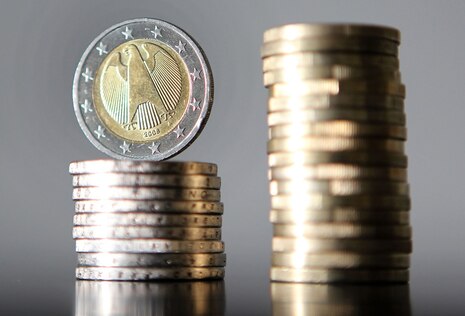  Foto Geldstabel mit Euro-Münzen