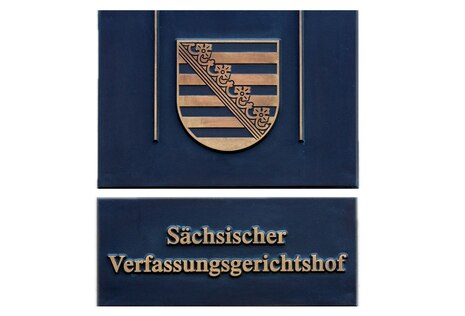 Schild mit der Aufschrift Sächsischer Verfassungsgerichtshof
