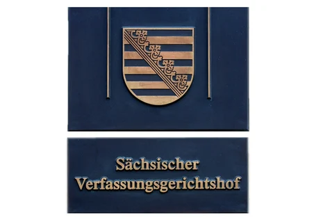 Schild mit der Aufschrift S&auml;chsischer Verfassungsgerichtshof