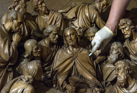  Bild einer Hand, die gerade ein Denkmal reinigt
