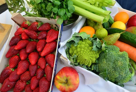 Foto mit verschiedenen Gem&uuml;se- und Obstsorten: Erdbeeren, Stangensellerie, &Auml;pfel,Brokkoli