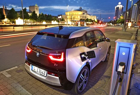 Elektroauto wird an einer Lades&auml;ule aufgeladen