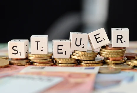 Das Bild zeigt sechs W&uuml;rfel mit der Aufschrift Steuer