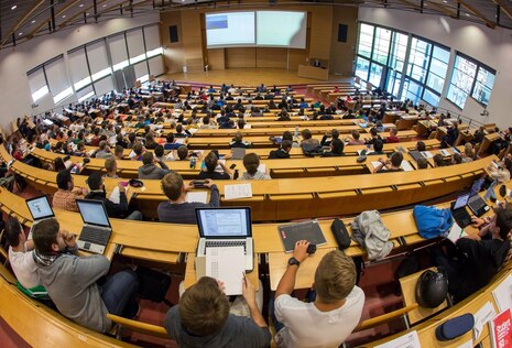  Studenten sitzen in einem Hörsaal