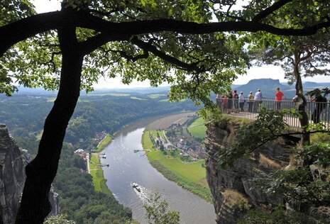 Sächsische Schweiz: Blick von einem Felsen auf die Elbe