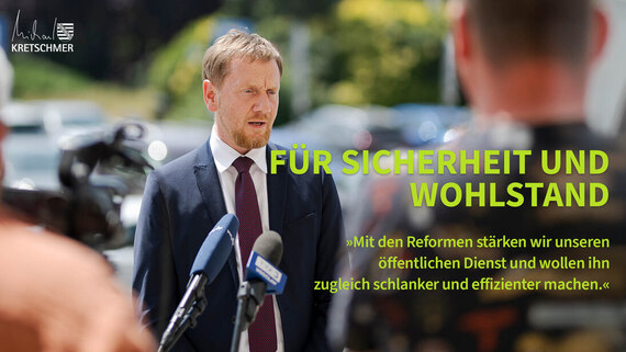 Ein Mann spricht in ein Mikrofon.