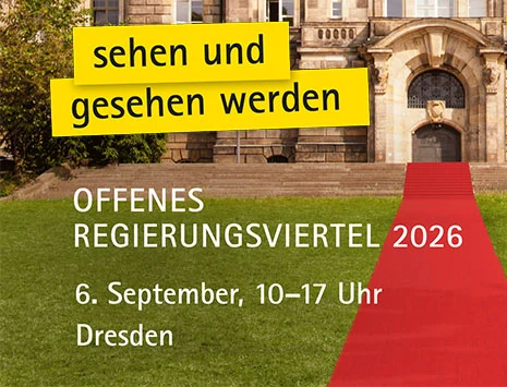 EIn roter Teppich verläuft in ein Gebäude.