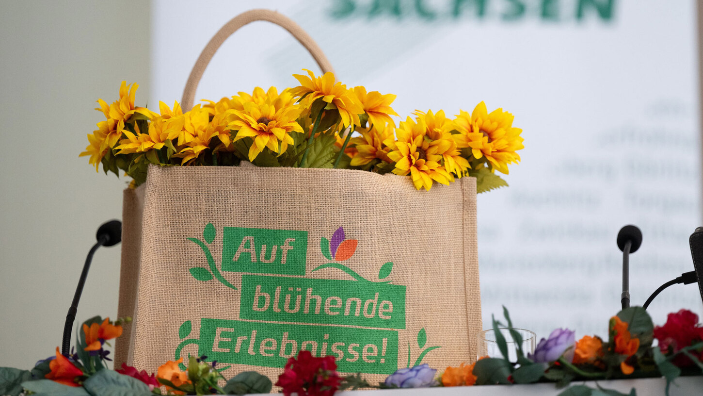 Eine Tasche mit der Aufschrift »Auf blühende Erlebnisse«