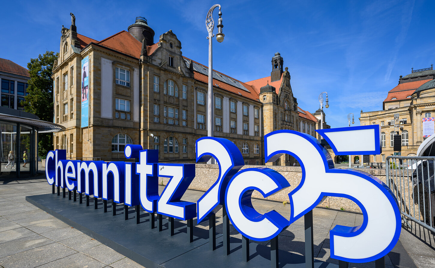 Ein Schriftzug Chemnitz 2025 vor einem alten Gebäude.