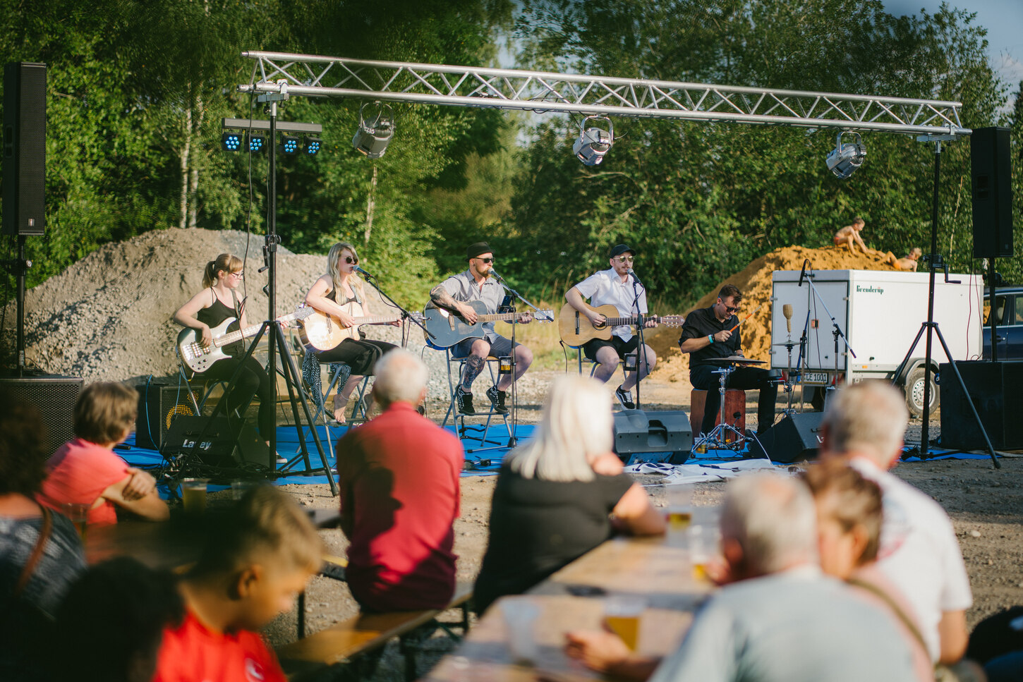 Männer und Frauen spielen Gitarre.