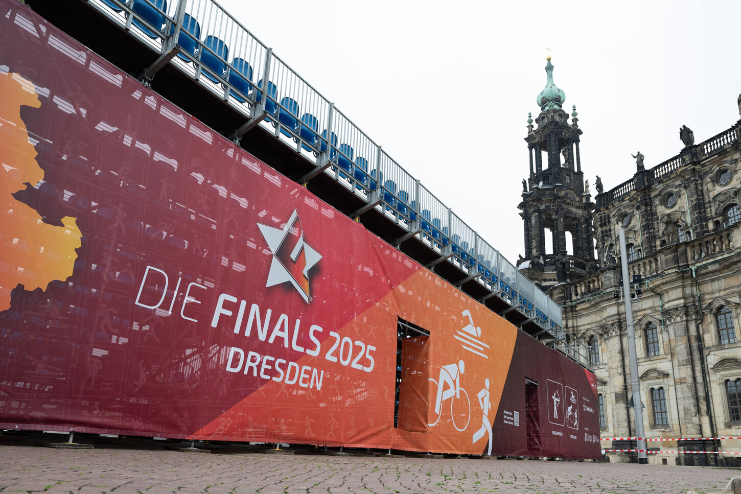 Der Blick auf eine Zuschauertribüne von hinten.