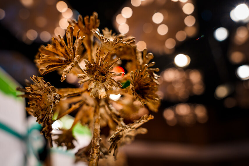 Eine Kunstblume in der Farbe Gold.