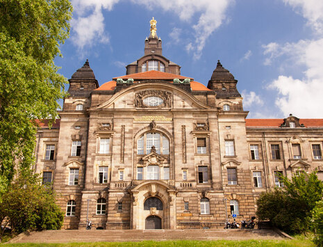 Die Fassade eines alten Gebäudes.