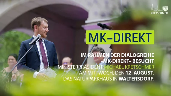 Ein Mann spricht in ein Mikrofon. Text: "MK-Direkt Im Rahmen der Dialogreihe "MK-Direkt" besucht Ministerpr&Atilde;&curren;sident Michael Kretschmer am Mittwoch, den 12. August, Das Naturparkhaus in Waltersdorf"