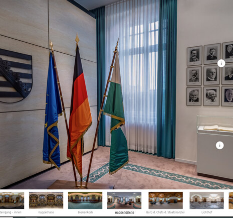 Blick in einen Raum, indem eine Fahnengalerie mit den Flaggen Europas, Deutschlands und Sachsens steht.