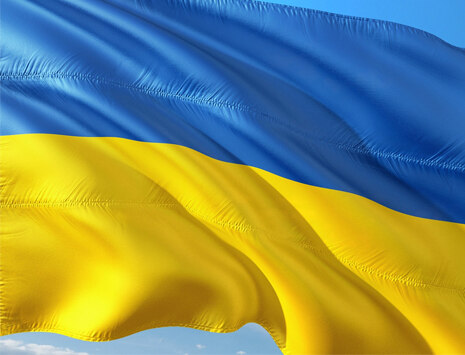 Eine ukrainische Flagge.