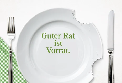 Angebissener Teller mit der Aufschrift &raquo;Guter Rat ist Vorrat.&laquo;